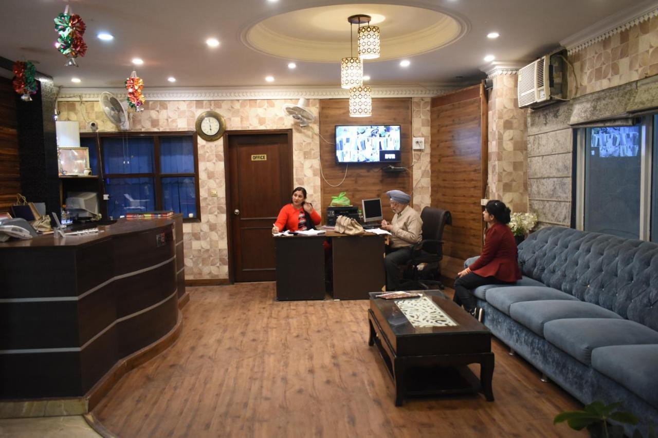 Hotel Kashish Plaza - 5 Mins From Metro Station Delhi Kültér fotó